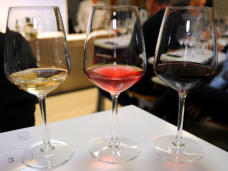 Tres copas con vino blanco, rosado y tinto